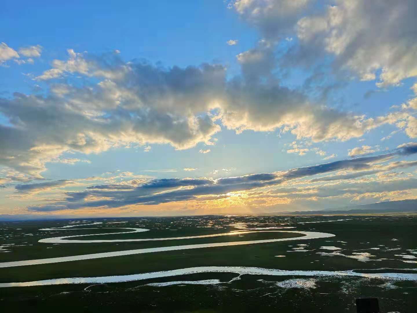 巴音布鲁克九曲十八弯日落 张海律 图