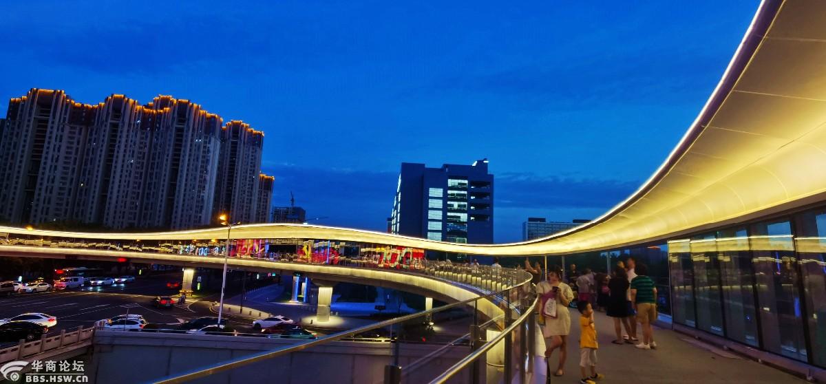 雁翔路十字大型环形人行天桥夜景(手机拍摄)