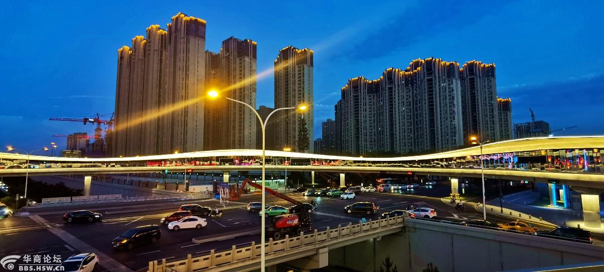 雁翔路十字大型环形人行天桥夜景(手机拍摄)