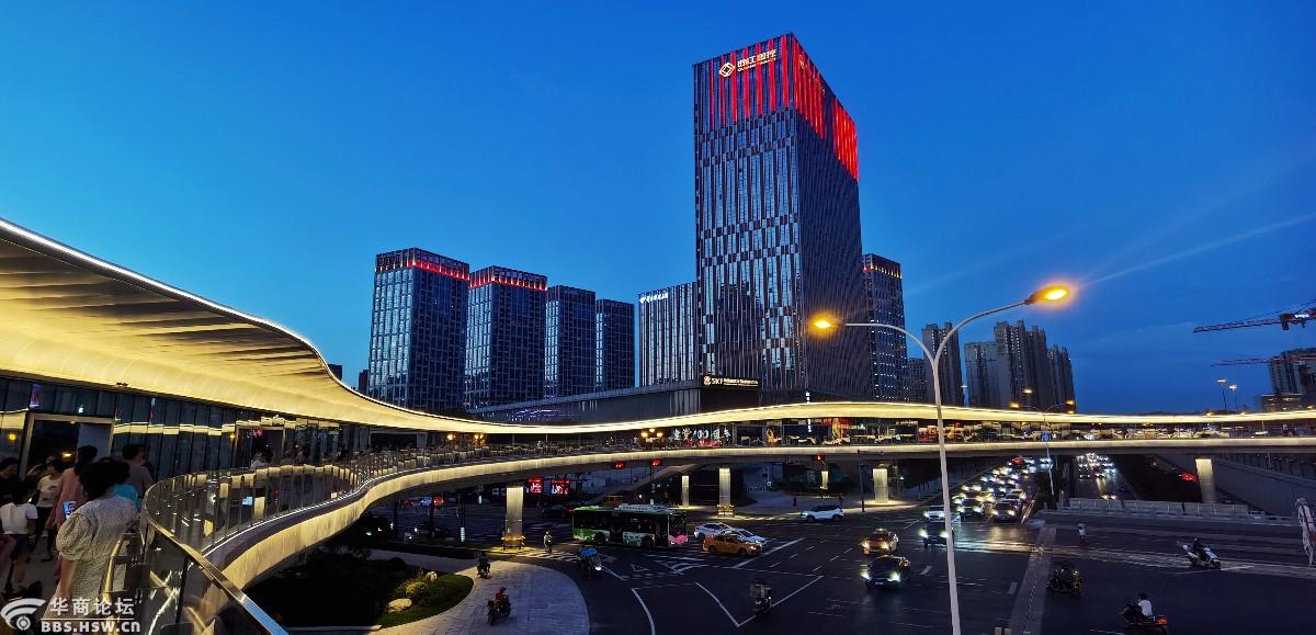 雁翔路十字大型环形人行天桥夜景手机拍摄