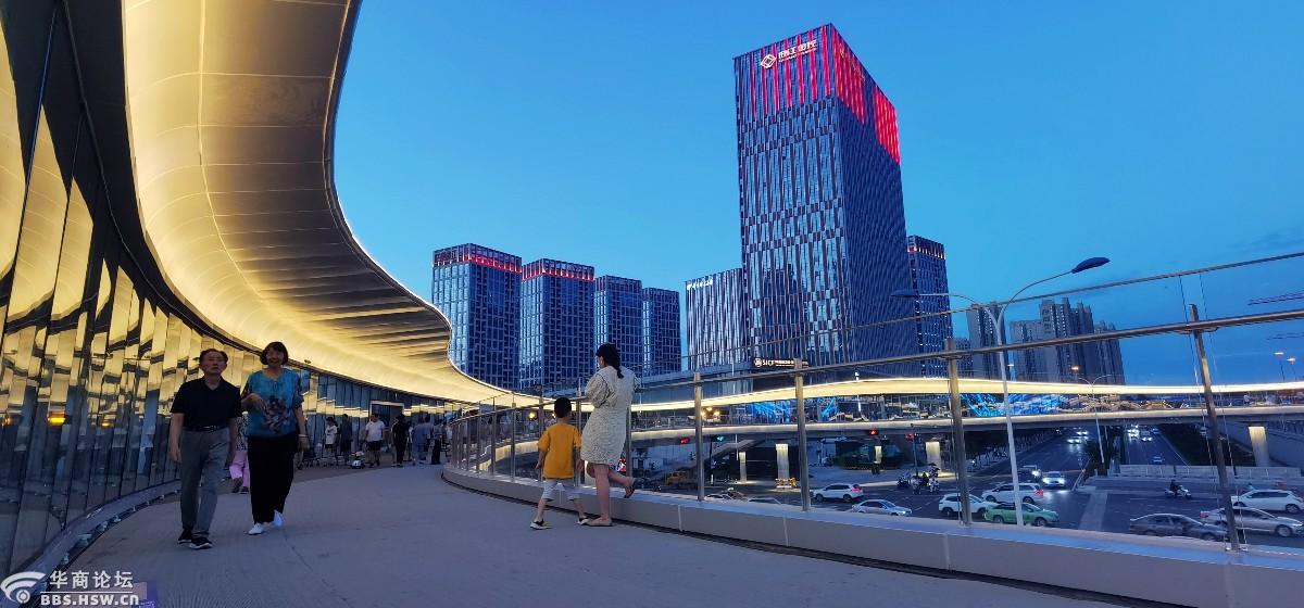 雁翔路十字大型环形人行天桥夜景手机拍摄