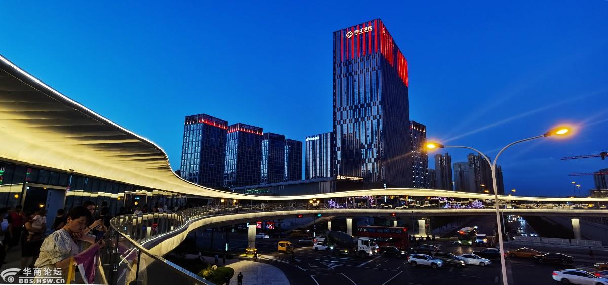 雁翔路十字大型环形人行天桥夜景手机拍摄