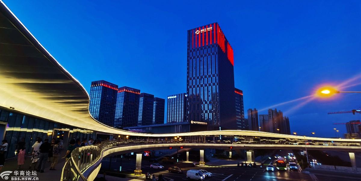 雁翔路十字大型环形人行天桥夜景手机拍摄