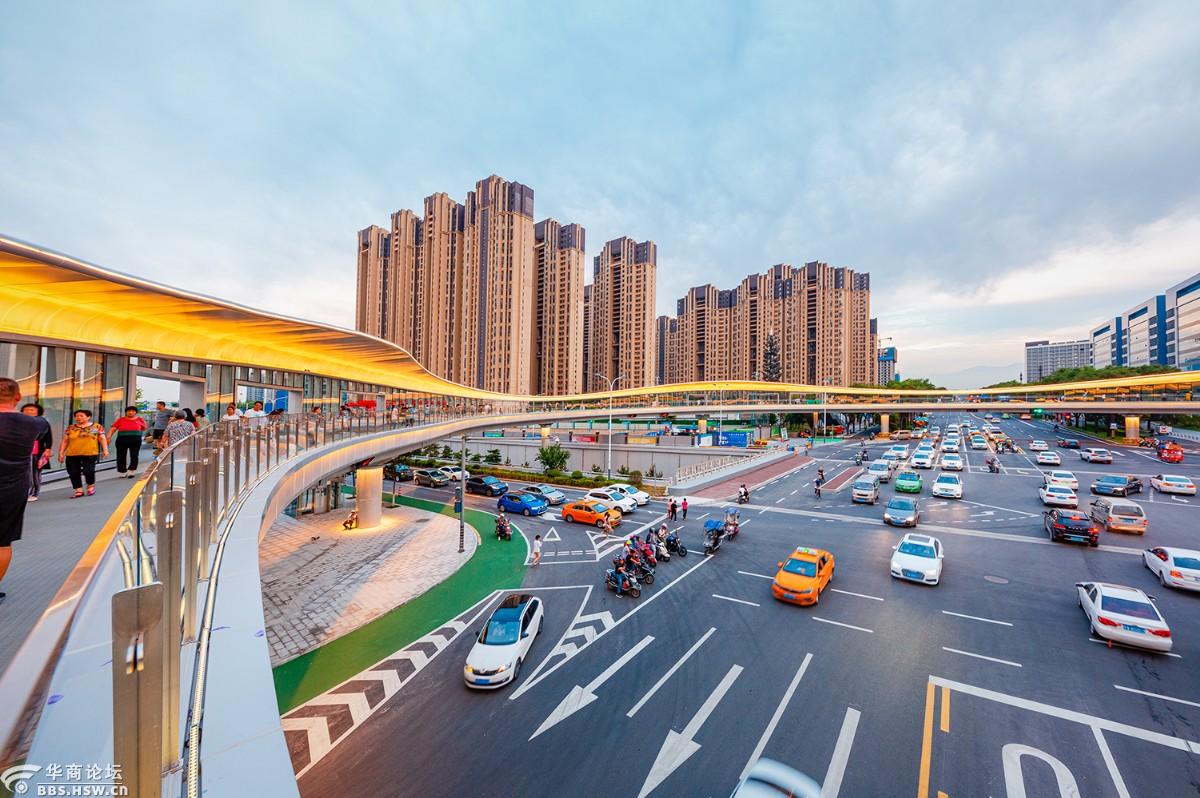 南三环与雁翔路交叉口环形天桥的昼与夜