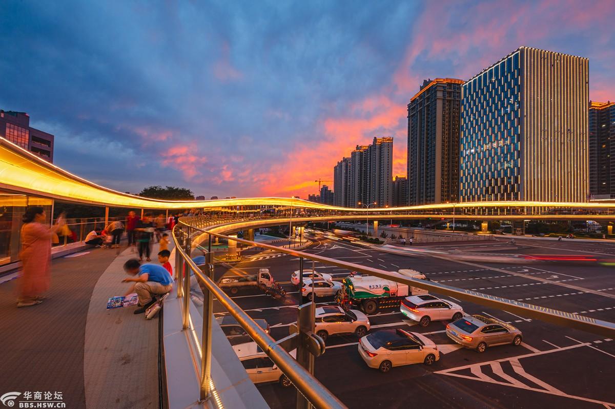 南三环与雁翔路交叉口环形天桥的昼与夜