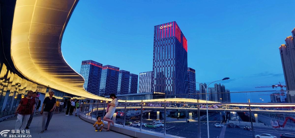 雁翔路十字大型环形人行天桥夜景手机拍摄