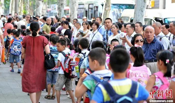 资料图：武汉一小学门外家长接孩子放学。<a target='_blank' href='http://www.chinanews.com/'>中新社</a>发 张畅 摄