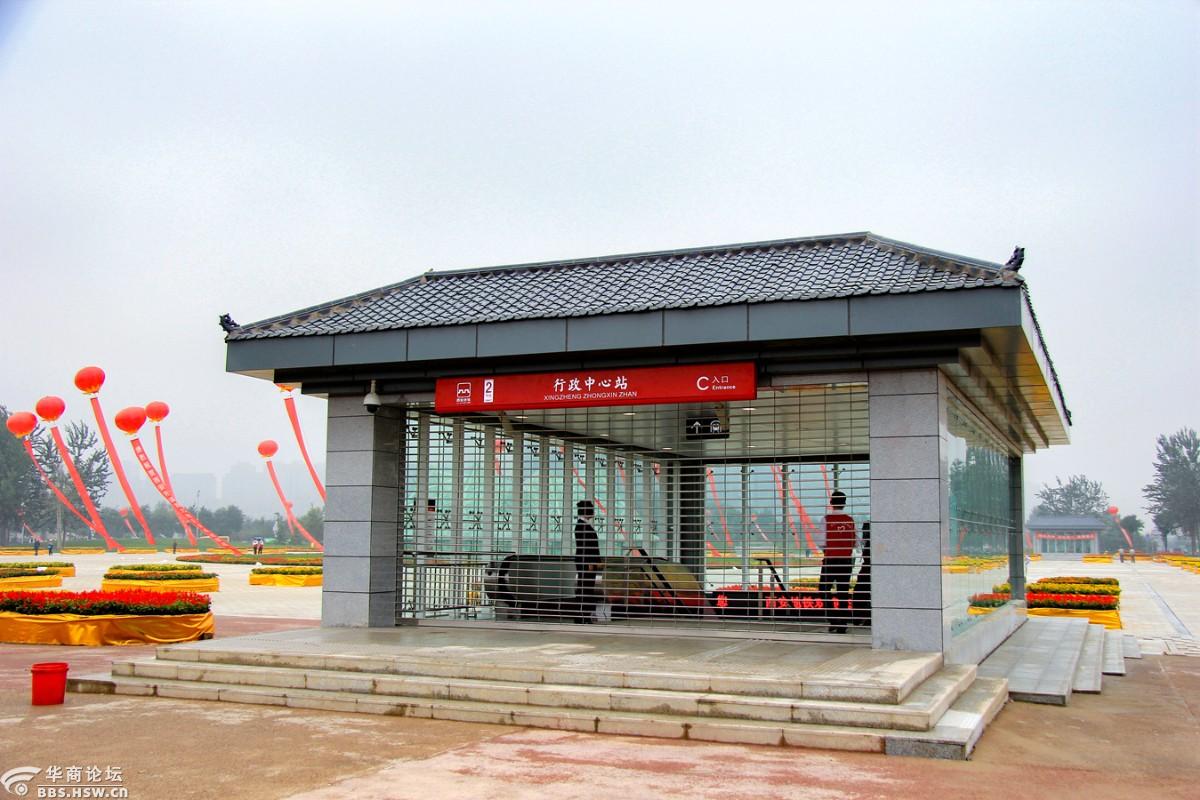 西安地铁开通10年开通首日行政中心站外扫描