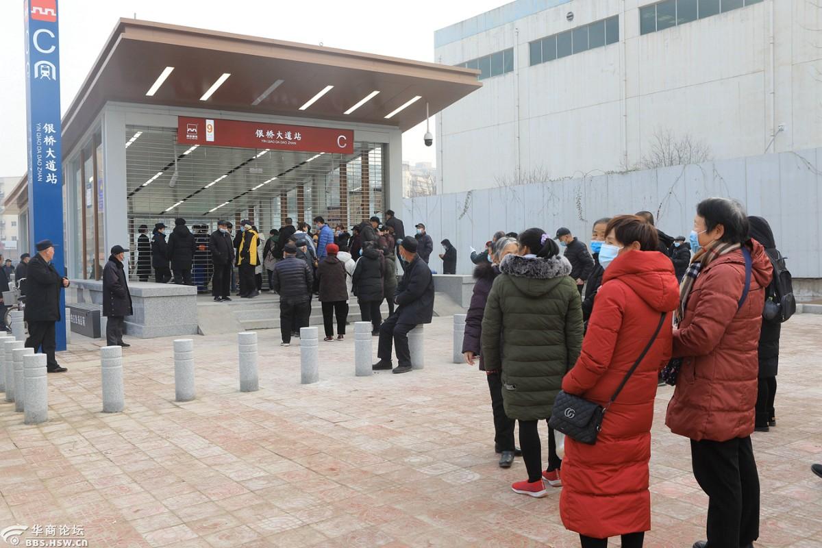 【西安地铁开通10年】地铁9号线首发日市民排队等待开闸