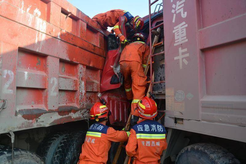 两渣土车相撞致燃油泄漏驾驶员被困 西咸消防紧急救援