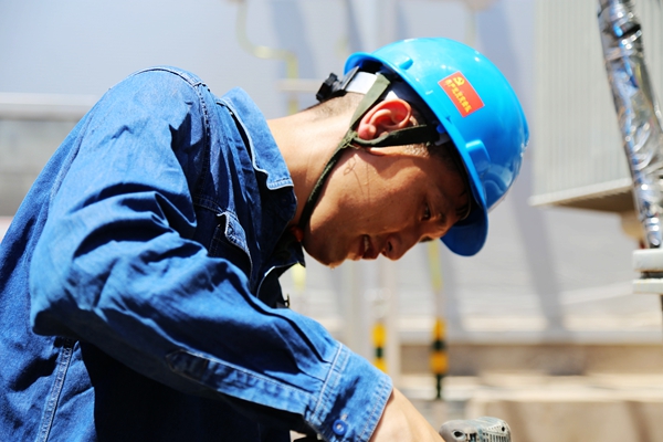 国网渭南供电公司员工在110千伏王台变电站建设工地上施工作业.jpg