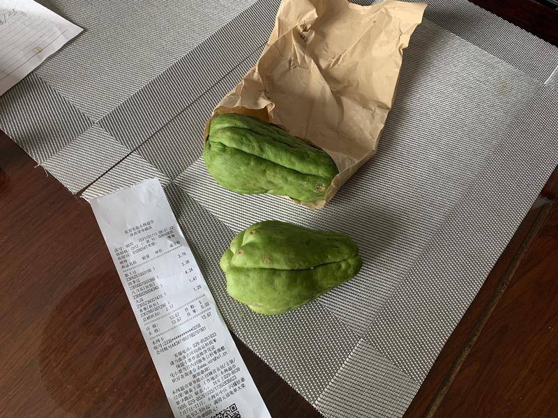 过敏了？西安七旬老人切了8个佛手瓜后手出现脱皮 