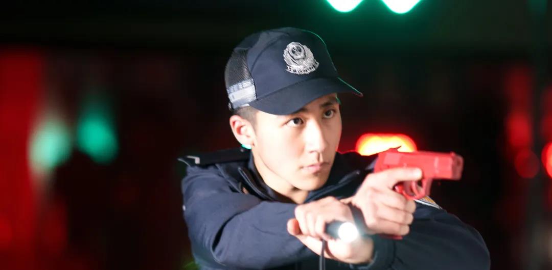 警校生在公交上临危不惧抓住小偷 公安大学为其记个人三等功