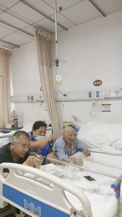 赵新志和病房病友一起玩