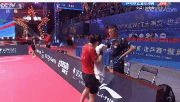 奥运模拟赛，连丢三局后，刘诗雯用毛巾捂脸。