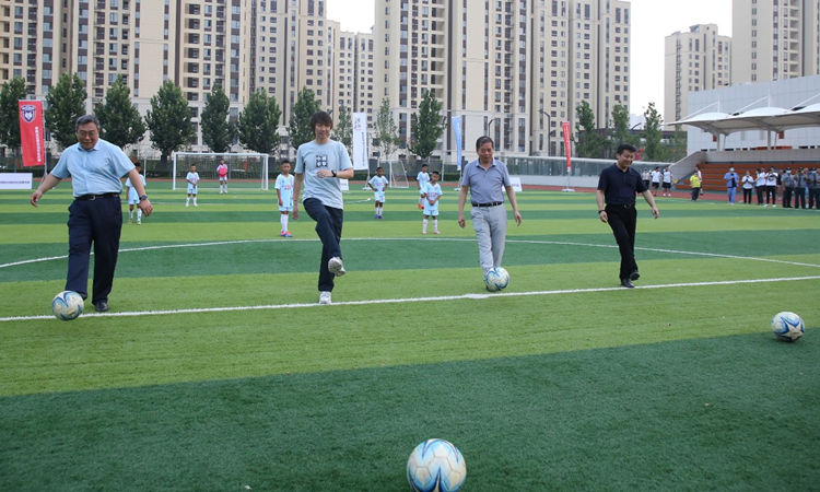 中国男子足球国家队主教练李铁现身沣西新城 助力校园足球