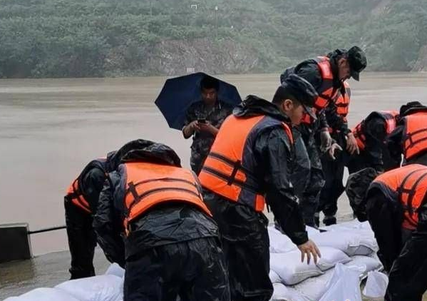 华商头条|河南强降雨 中部战区紧急派出部队3000余人投入抢险救援一线