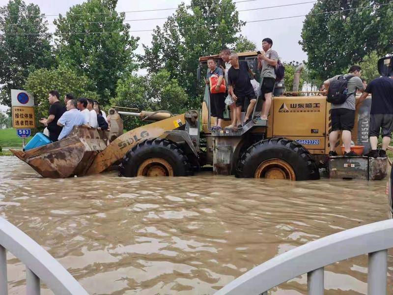 驰援河南！陕西救援力量在郑州东四环高架转移被困群众84人