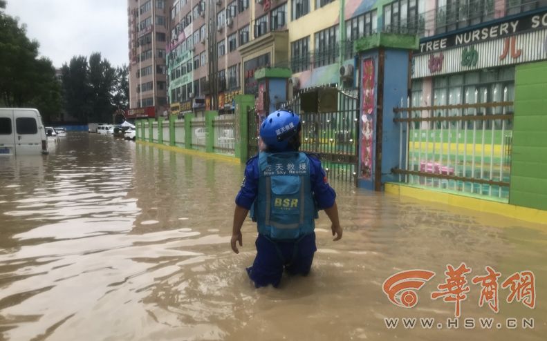 连线陕西救援力量丨挺进河南灾区 陕西救援队成功营救一名被困孕妇