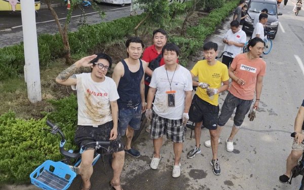 多位摇滚乐手现身新乡抢险一线 网友：这才是真正的摇滚精神！