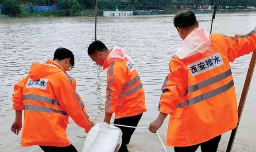 西安排水铁军已在郑州抽排水量21万方 继续在多个积水点参与抢险