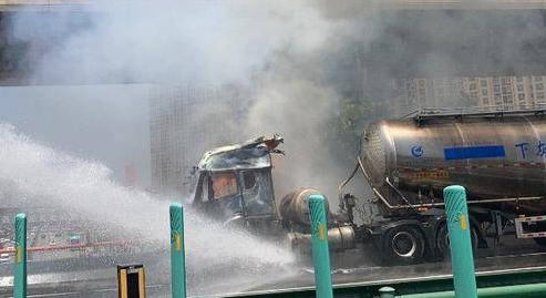 华商头条|满载33吨水泥罐车突然起火 西咸消防紧急处置