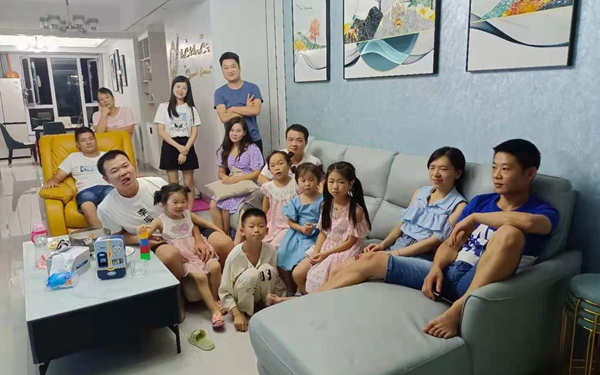 亲友16人同屋隔离：过年都没这么齐全 一顿早餐干掉40多个包子