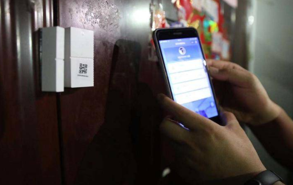 西安疫情防控用上“黑科技” 居家隔离人员一开门就“报警”