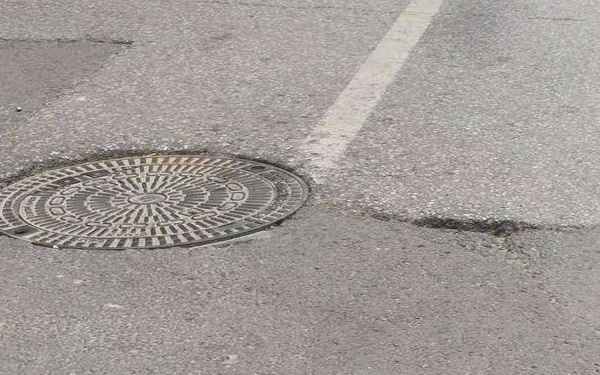凤城一路多处道路坑洼影响市民出行 经开城管：已全部维修