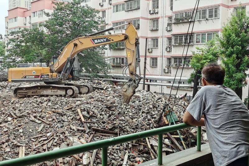 西安秦川社区70年高龄老楼被拆除 社区：属危楼，居民已搬离