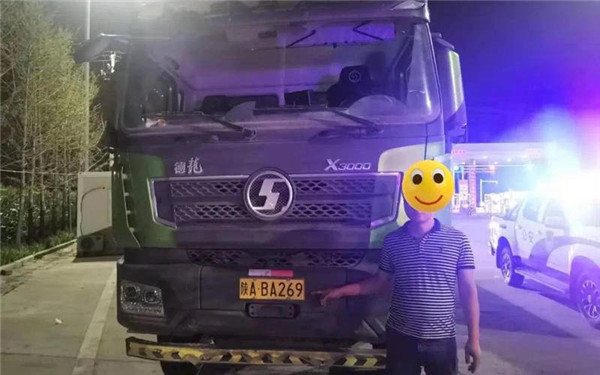 三辆渣土车凌晨结伴闯红灯被曝光 西安城管通报：纳入黑名单