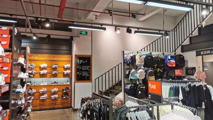 昆明耐克店回应9岁男孩疑遭歧视：涉事女员工已被辞退