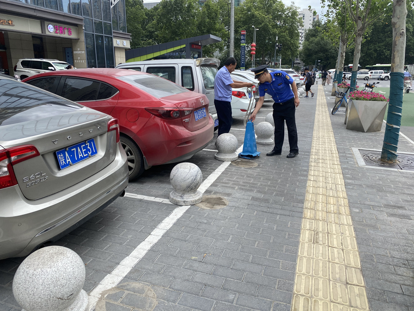 呼声现场|碑林区友谊西路一停车场“侵占”人行道 城管交警联合督促其整改