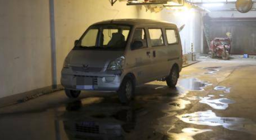 大暴雨后西安一小区电梯间出现严重漏水 物业临时用砖块铺了一条“桥”