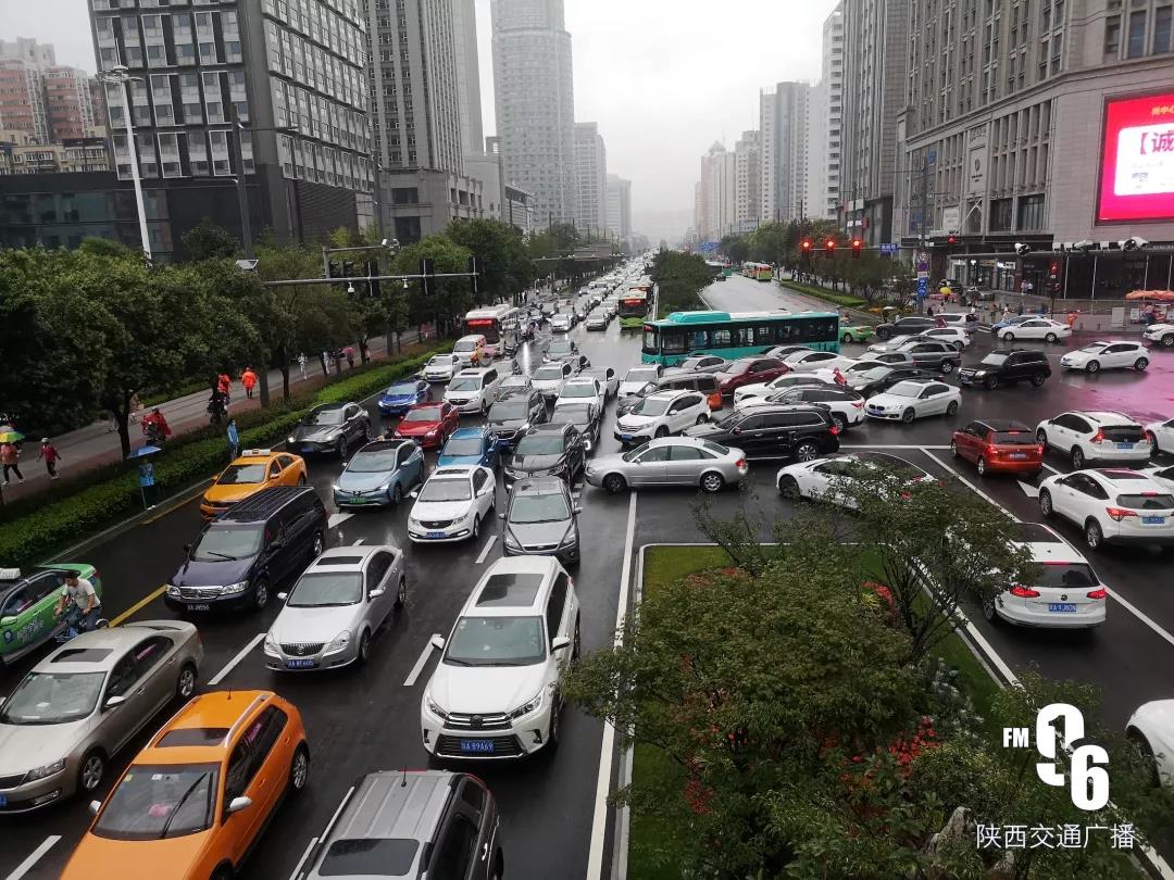 开学第一天遇到早高峰 西安部分路段车流量增多