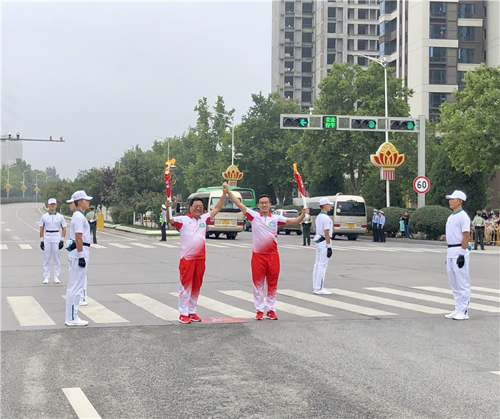 十四运会和残特奥会火炬在杨凌传递 64名火炬手逐梦中国农科城