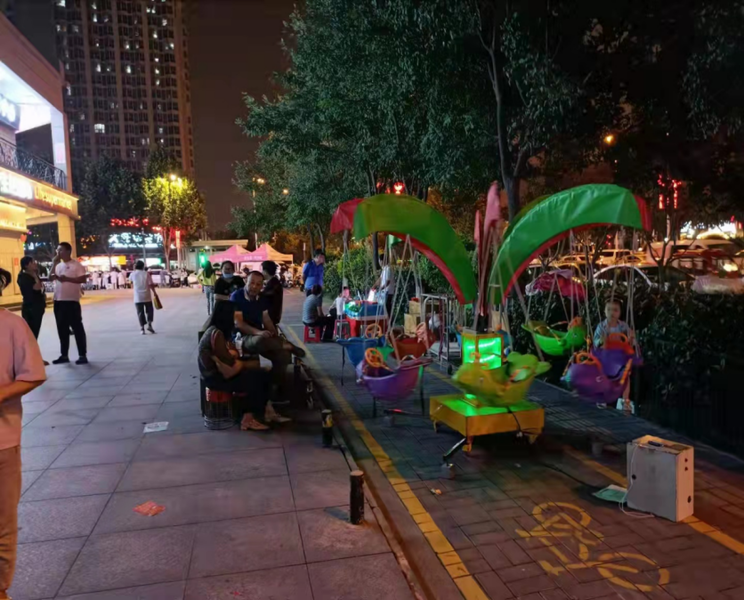 呼声回应|玄武东路摇摇车占用人行道 浐灞城管：已督促清理