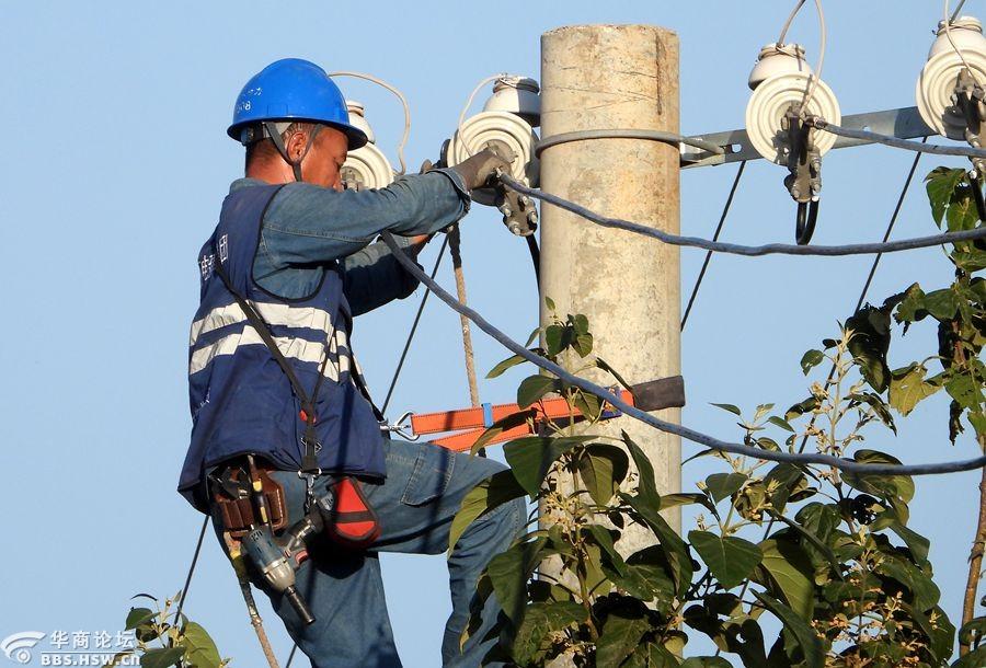 电力工人师傅高空作业辛苦了