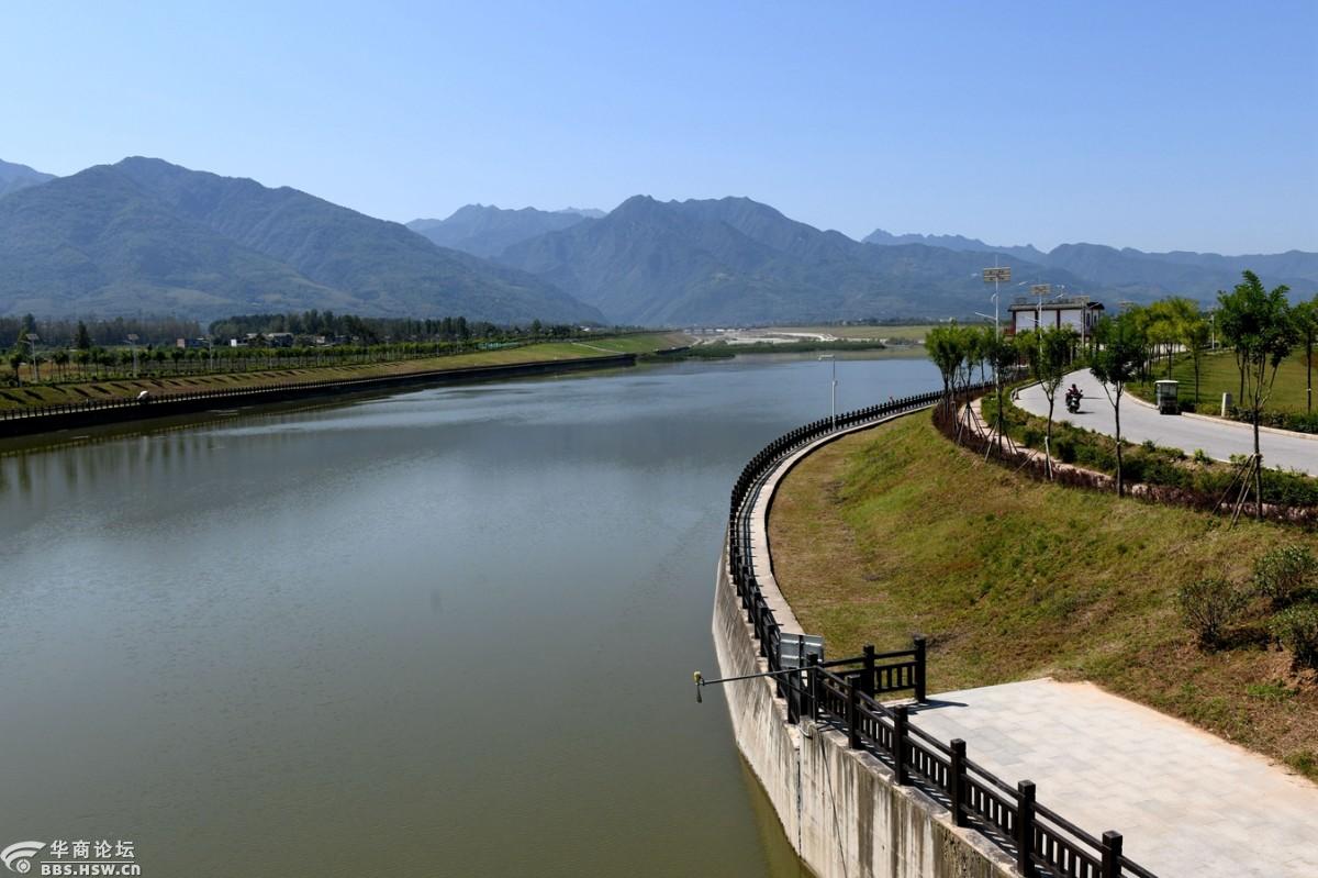 中秋节游览网红桥鄠邑区天桥湖风雨廊桥