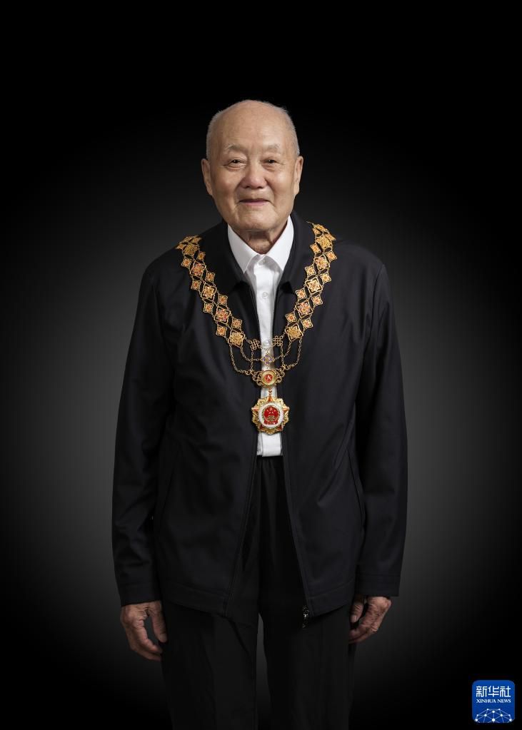 他们以忠诚挺起中华民族的脊梁