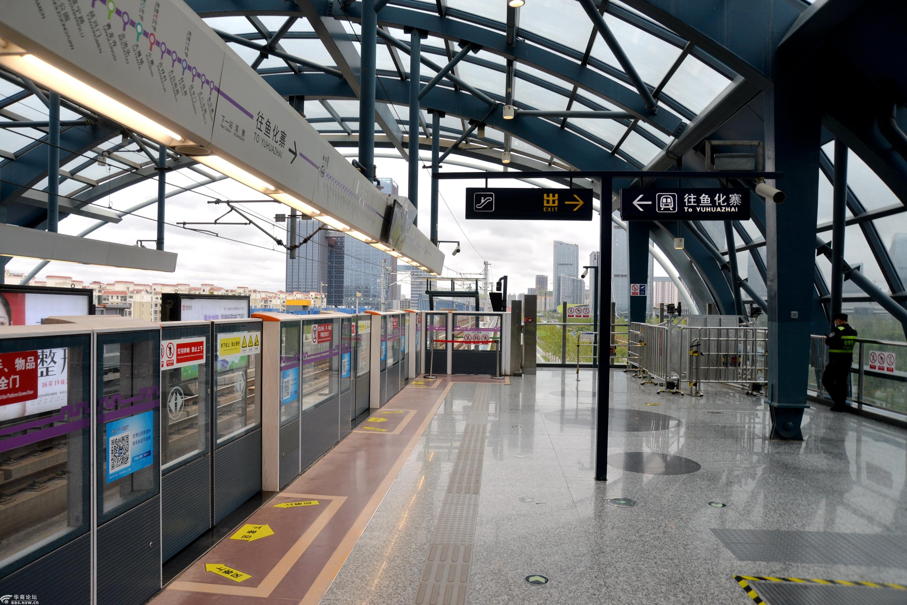 西安奥体中心旁的西安地铁3号线新筑站高架车站站台,道轨景色.2021.