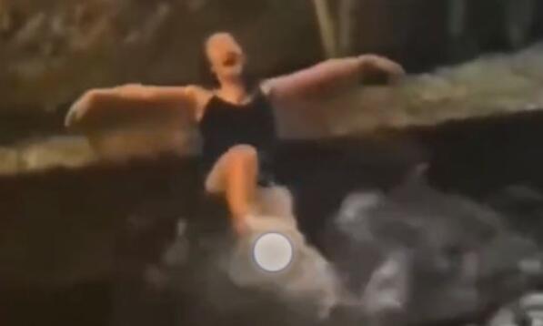 华商头条|女游客酒后在丽江古城石榴井戏水发文致歉：非常后悔
