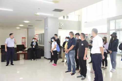 采访团参观新疆兵团图木舒克经济技术开发区