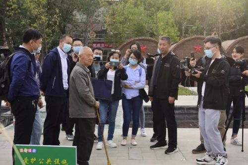 阎大爷向采访团讲述自己当年的援疆建设经历