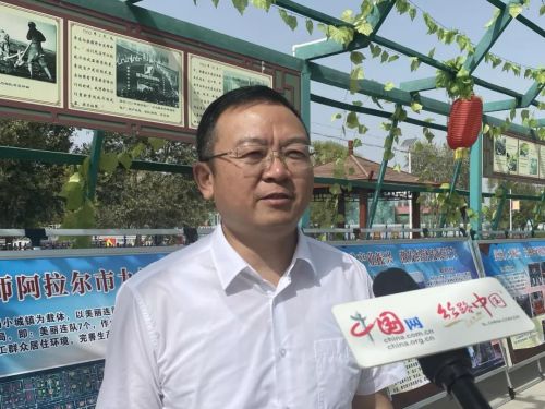 新疆兵团阿拉尔市九团党委书记、政委宋杰介绍十三连香梨产业发展情况