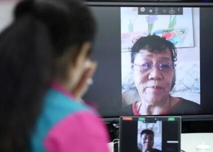 双胞胎妹妹刚满月就被抱养 66年后三兄妹隔屏千里相认
