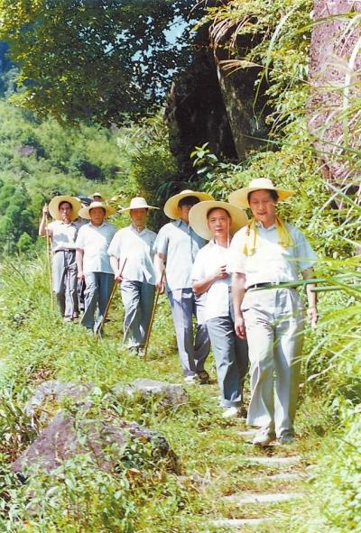 学习进行时丨尊老敬老，习近平这样作表率