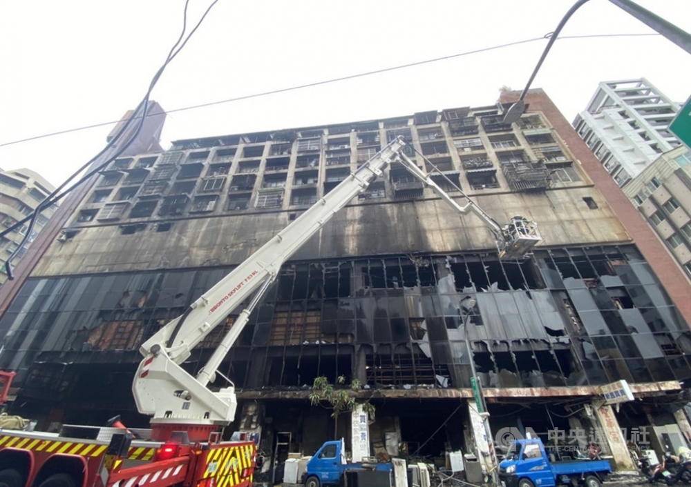 台媒：高雄大火调查突破，疑1楼妇人点檀香余烬引火