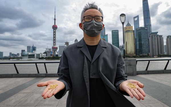 男子制1000粒纯金大米扔黄浦江:人们太爱钱才会＂炸锅＂