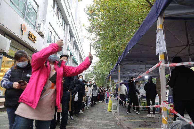 走访西安核酸检测点 排队有序按要求配合采样